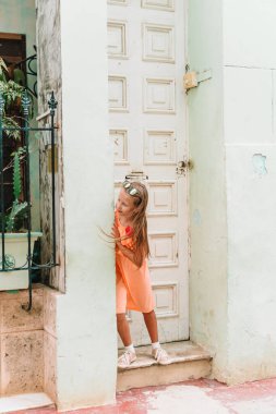 Havana, Küba 'nın popüler bölgesinde turist kız.
