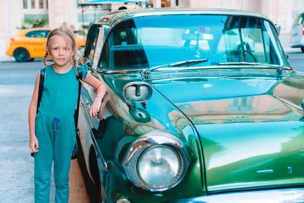 Chica turística en zona popular de La Habana, Cuba. Niño viajero sonriendo — Foto de Stock