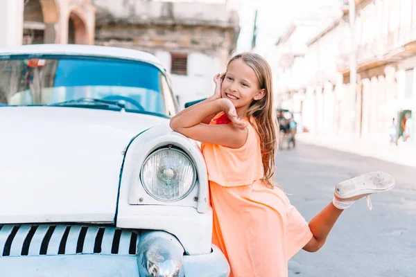Chica turística en zona popular de La Habana, Cuba. Niño viajero sonriendo —  Fotos de Stock
