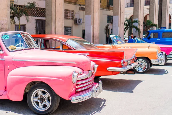 Kilátás a sárga klasszikus vintage autó Old Havanna, Kuba — Stock Fotó