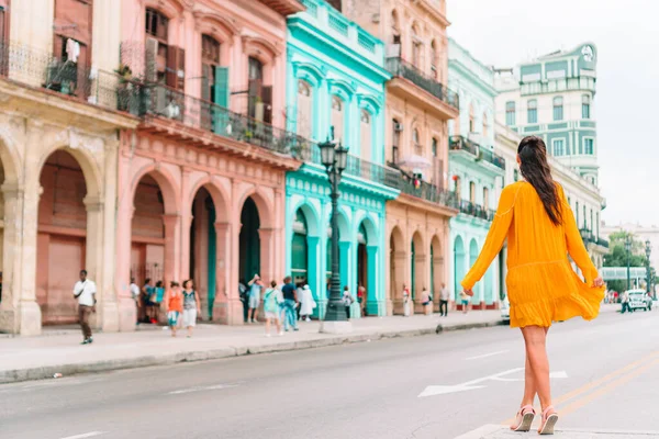 Toeristisch meisje in de populaire wijk Havana, Cuba. Achteraanzicht van jonge vrouw reiziger glimlachend — Stockfoto