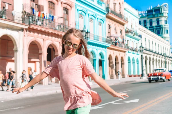 Chica turística en zona popular de La Habana, Cuba. Niño viajero sonriendo —  Fotos de Stock