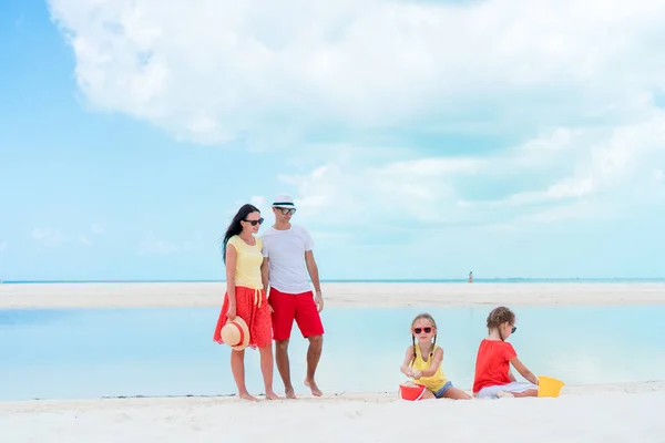 Giovane famiglia in vacanza hanno un sacco di divertimento — Foto Stock