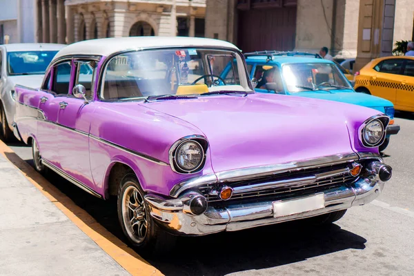 Vy över gul klassisk vintage bil i Old Havana, Kuba — Stockfoto