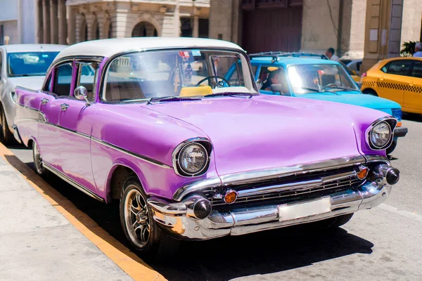 Eski Havana, Küba 'da sarı klasik klasik araba manzarası Stok Fotoğraf