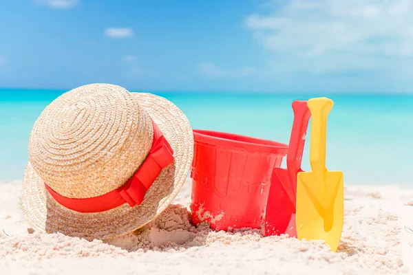 Beach kids toys on white sand beach — Stock Photo, Image