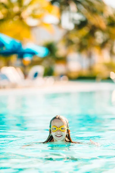 Liebenswertes kleines Mädchen schwimmt im Freibad — Stockfoto