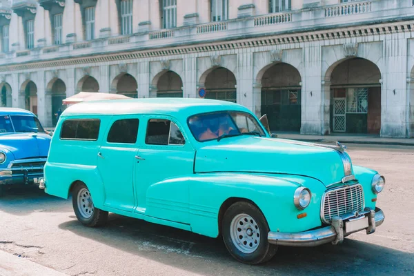 Vy över gul klassisk vintage bil i Old Havana, Kuba — Stockfoto