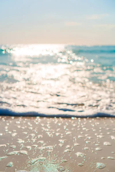 Idyllischer tropischer Strand mit weißem Sand, türkisfarbenem Meerwasser und blauem Himmel auf Karibik-Insel — Stockfoto