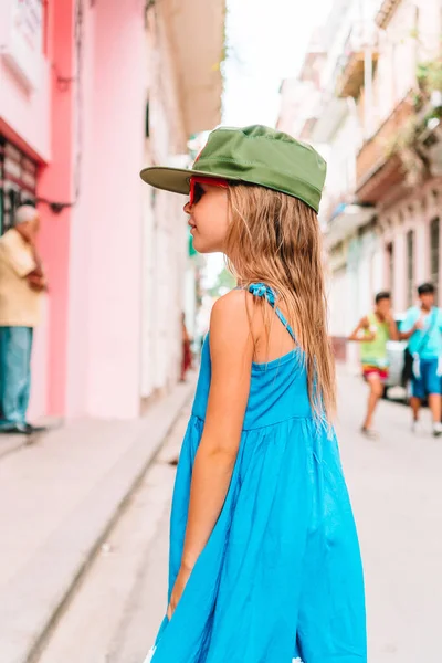 Chica turística en zona popular en La Habana, Cuba . — Foto de Stock