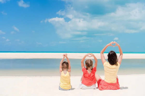 Очаровательные маленькие девочки и молодая мать на тропическом белом пляже — стоковое фото