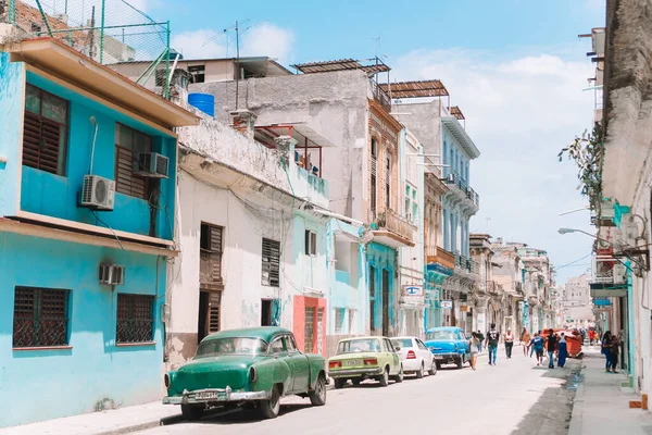 Auténtica vista de una calle de La Habana Vieja con edificios antiguos y coches —  Fotos de Stock