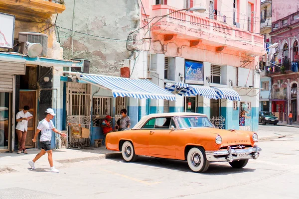 Eski Havana, Küba 'da sarı klasik klasik araba manzarası — Stok fotoğraf