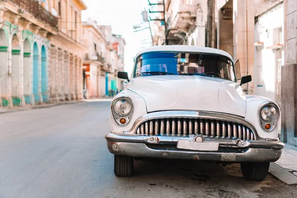 Pohled na žluté klasické veteránské auto ve Staré Havaně na Kubě — Stock fotografie