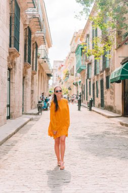 Havana, Küba 'nın popüler bölgesinde turist kız.