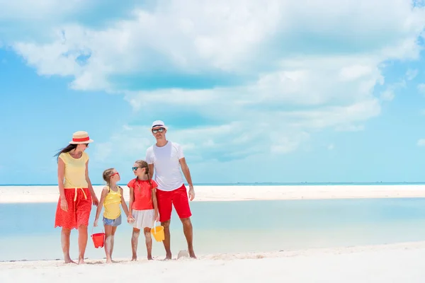 Jonge familie op vakantie hebben veel plezier — Stockfoto