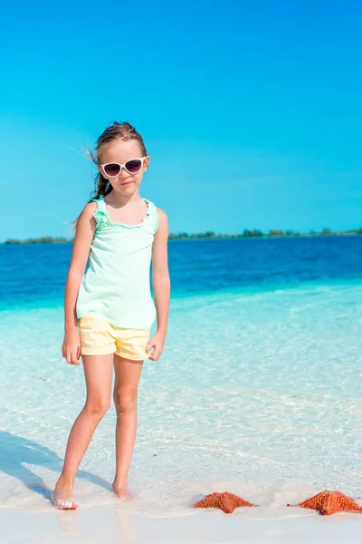 Adorable niña se divierten en la playa tropical durante las vacaciones — Foto de Stock