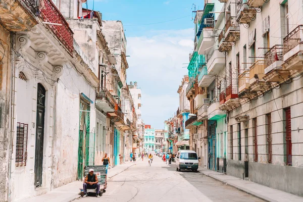 Auténtica vista de una calle de La Habana Vieja con edificios antiguos y coches — Foto de Stock