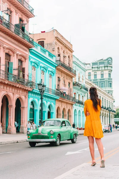 Chicas turísticas en zona popular de La Habana, Cuba. Mujer joven viajero sonriendo —  Fotos de Stock