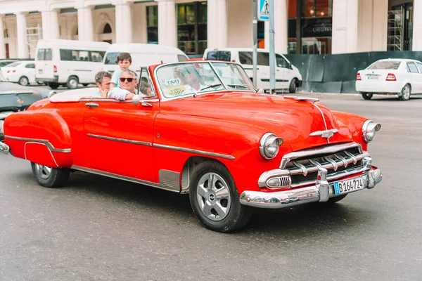 Vy över gul klassisk vintage bil i Old Havana, Kuba — Stockfoto