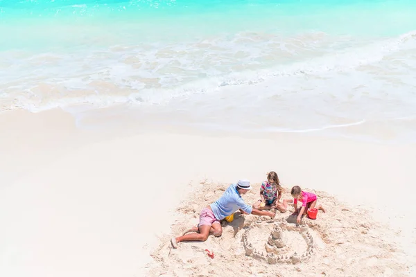 Heureuse belle famille en vacances à la plage tropicale — Photo