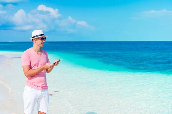 Ung man på den vita tropiska stranden — Stockfoto