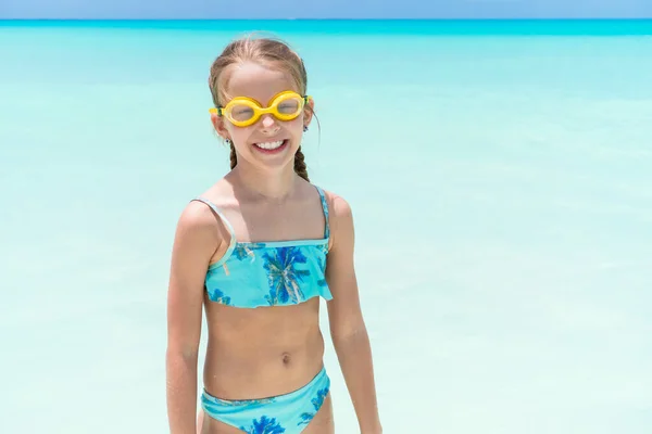 Petite fille mignonne à la plage pendant les vacances d'été — Photo