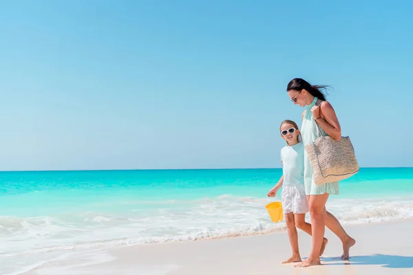 Niña adorable y madre joven en la playa tropical — Foto de Stock