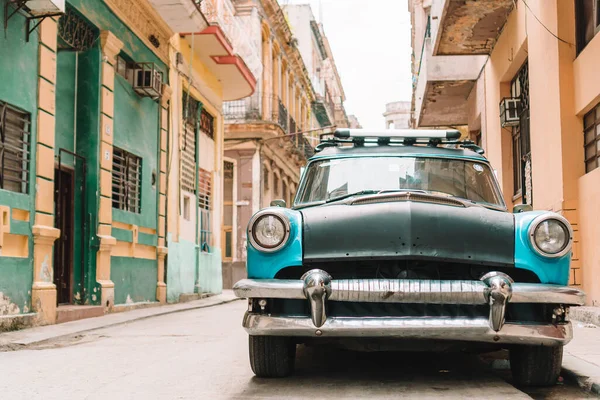 Vy över gul klassisk vintage bil i Old Havana, Kuba — Stockfoto