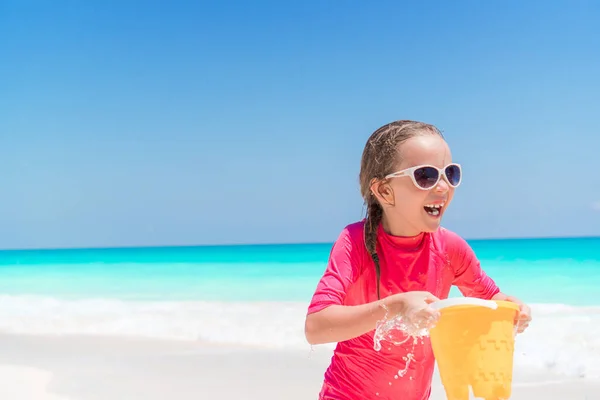 Portret van een schattig meisje op het strand tijdens de zomervakantie — Stockfoto
