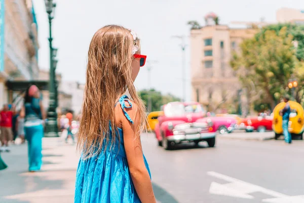 Toeristisch meisje in de buurt van Havana, Cuba. — Stockfoto