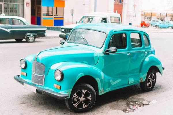 Kilátás a sárga klasszikus vintage autó Old Havanna, Kuba — Stock Fotó