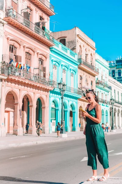 Havana, Küba 'nın popüler bölgesinde bir turist kız. Gülümseyen genç kadın gezginin arka görüntüsü — Stok fotoğraf