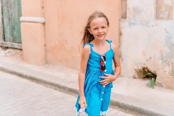 Chica turística en zona popular en La Habana, Cuba . — Foto de Stock