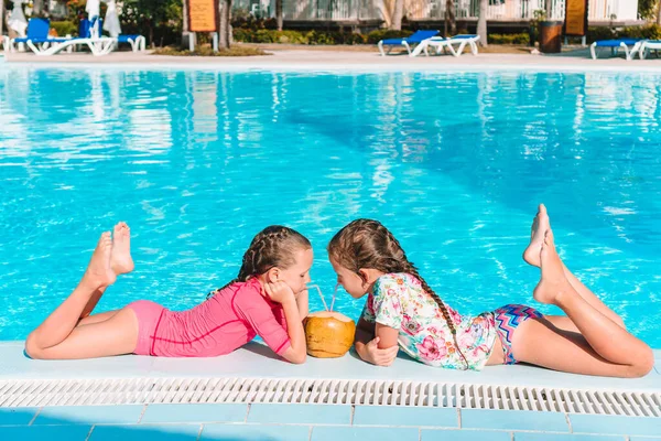 Adoráveis meninas brincando na piscina ao ar livre em férias — Fotografia de Stock