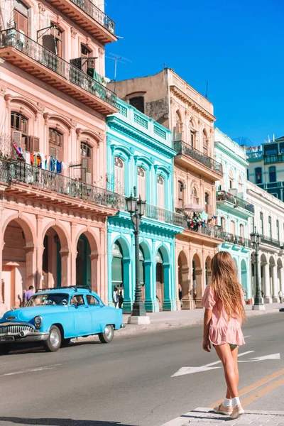 Tourist girl in popular area in Havana, Cuba. Young kid traveler smiling — Stock Photo, Image