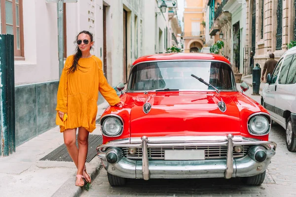 쿠바 아바나의 인기있는 지역의 관광객이다. 여행하는 젊은 여자의 뒷모습 — 스톡 사진