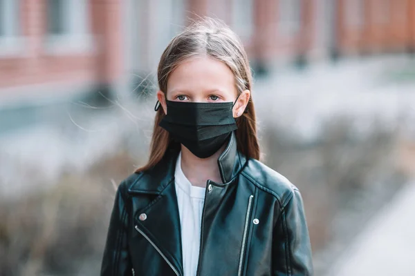 Κορίτσι που φοράει μάσκα σε φόντο μοντέρνου κτιρίου, — Φωτογραφία Αρχείου