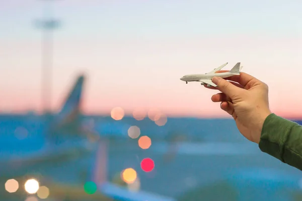 Fechar a mão segurando um modelo de avião — Fotografia de Stock