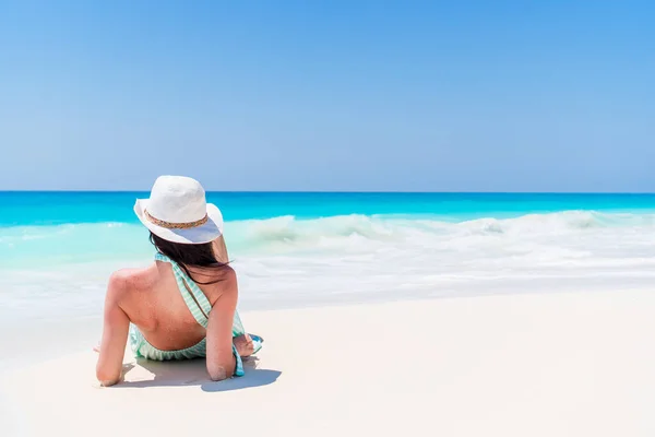 Mujer tendida en la playa disfrutando de vacaciones de verano —  Fotos de Stock