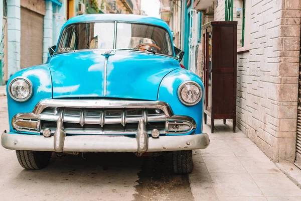 Vista del coche clásico amarillo en la Habana Vieja, Cuba —  Fotos de Stock