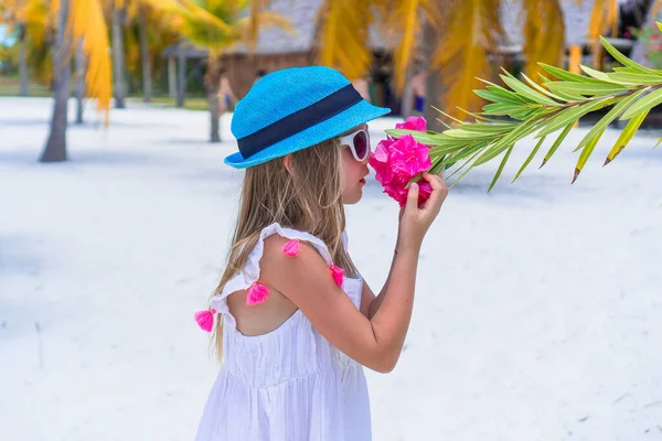 Nettes kleines Mädchen am Strand während der Sommerferien — Stockfoto