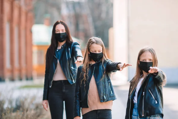 Gezin met een masker op een achtergrond van een modern gebouw, — Stockfoto