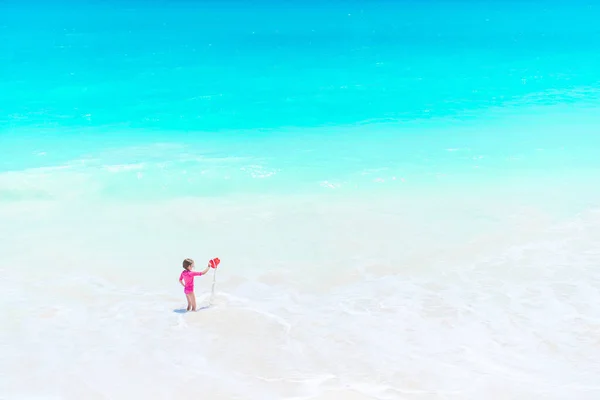 Retrato de niña adorable en la playa durante las vacaciones de verano —  Fotos de Stock