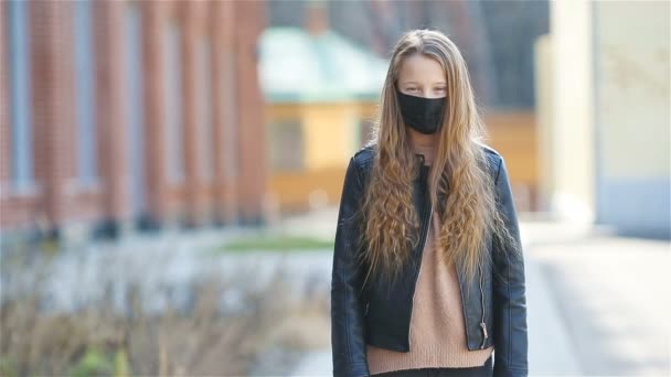 Girl wearing a mask on a background of a modern building, — Stock Video