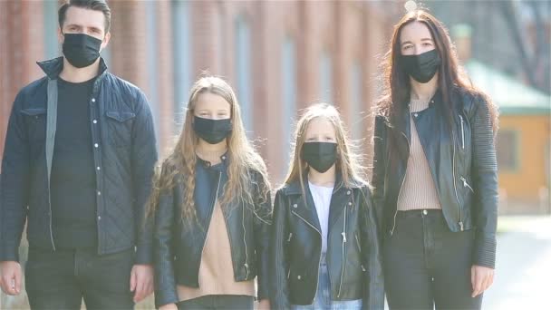 Familjen bär mask på en bakgrund av en modern byggnad, — Stockvideo