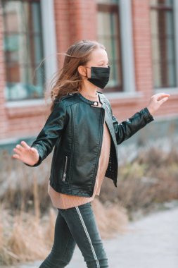 Maske takan kız Coronavirus ve Gripp 'e karşı koruyor.
