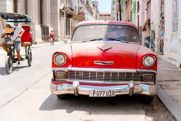 Vue de jaune classique voiture vintage dans la Vieille Havane, Cuba — Photo