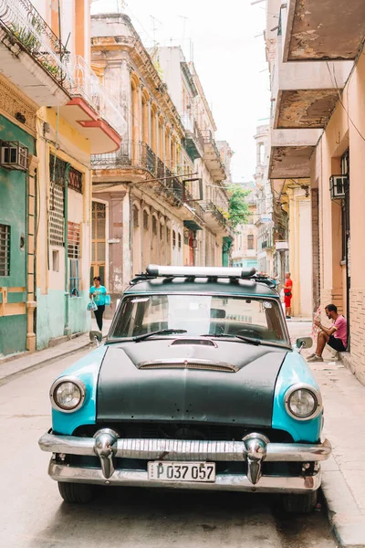 Vue de jaune classique voiture vintage dans la Vieille Havane, Cuba — Photo