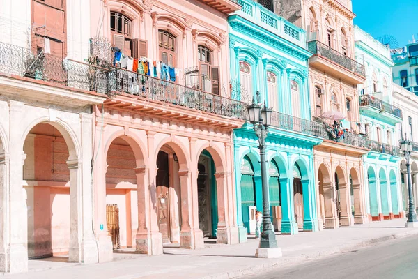 Auténtica vista de una calle de La Habana Vieja con edificios antiguos y coches — Foto de Stock